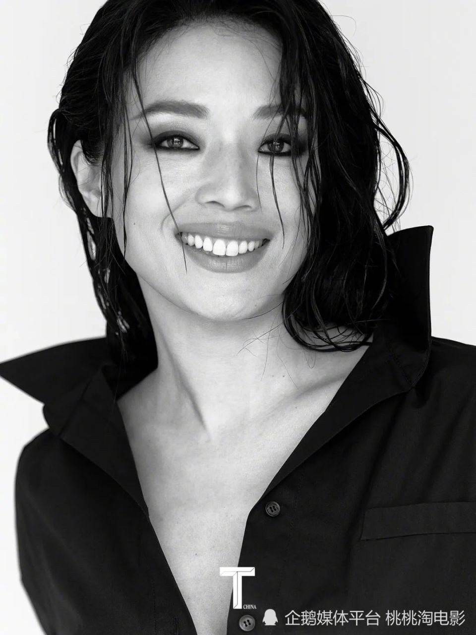 个性猫眼妆容,华丽夺目的珠宝,简单的棚拍背景,一切都因舒淇的魔力与