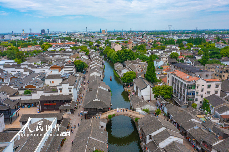 浙江南浔:船儿悠悠过古桥