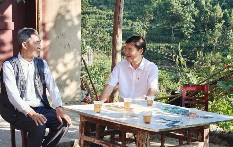 州委副书记,州长向承强在瓮安县天文镇看望慰问困难党员当天,向承强