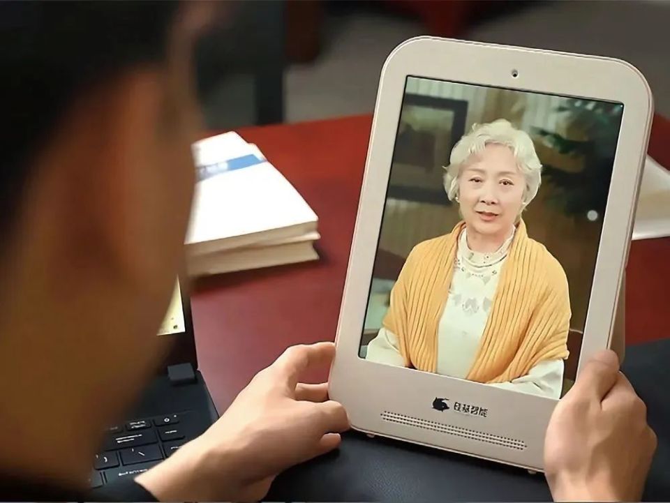 “生者何以慰藉？”AI 虚拟数字人“复活”逝者的实践与风险_腾讯新闻