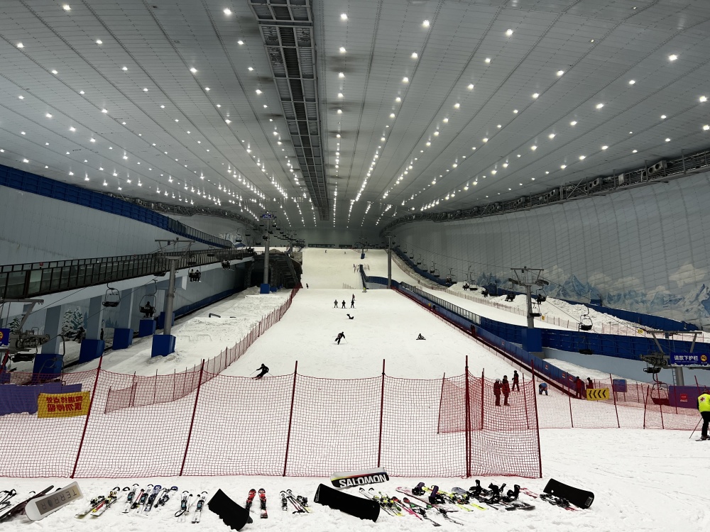端午假期,步入位于哈尔滨新区的"热雪奇迹"室内滑雪场,便能"穿越"到白
