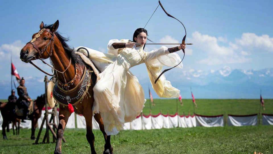 来了,还是唐季礼搭配成龙的原班人马,还加入了张艺兴,古力娜扎