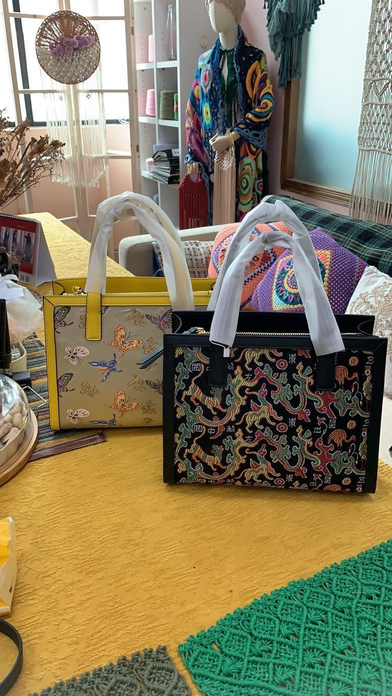 据胡光俊介绍,通过他们数年如一日的研发,改良,现在的蜀锦可以做成小