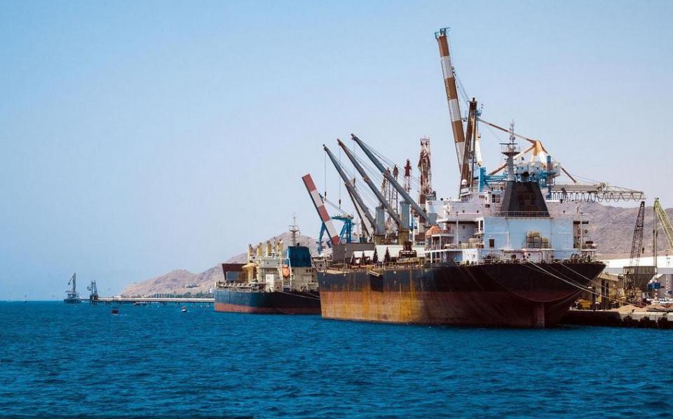 希腊运粮船驶向伊朗,也门胡塞发射5枚导弹突袭:船顶船底被打穿
