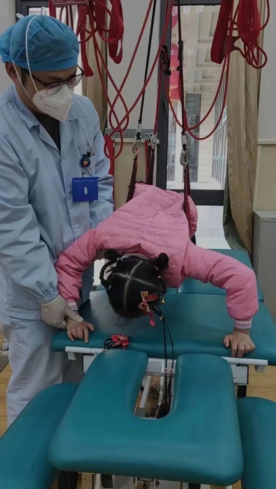 7岁高位截瘫女孩不放弃,10分钟做200个"俯卧撑"创造康复奇迹_腾讯新闻