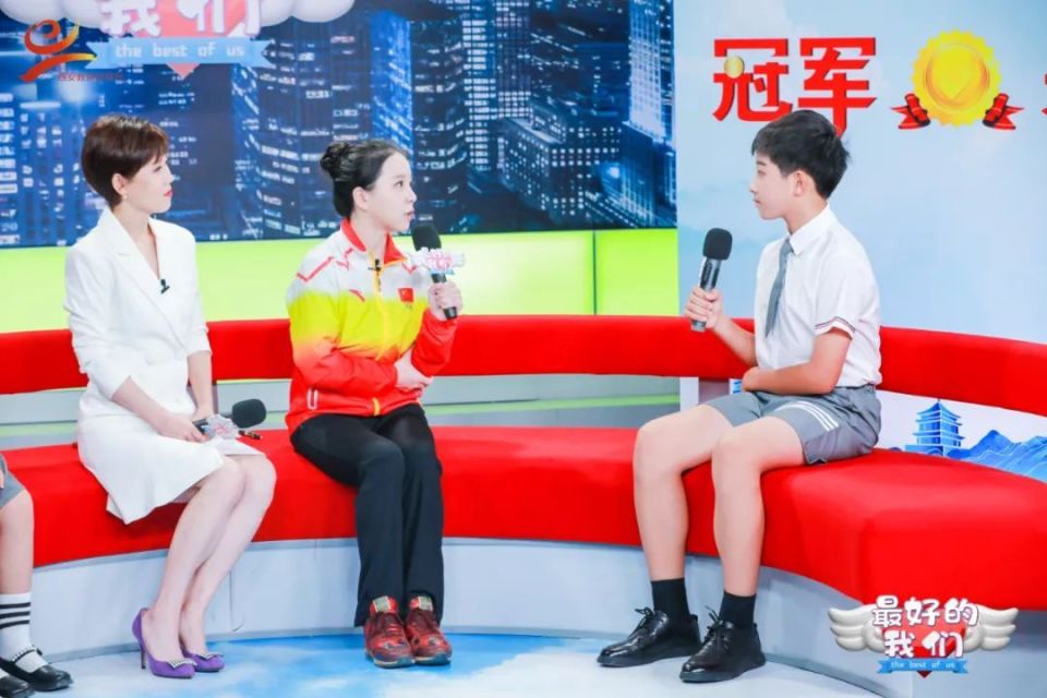 西安eTV小记者集体采访体操世界冠军何宁 | 《最好的我们之冠军来了》_腾讯新闻