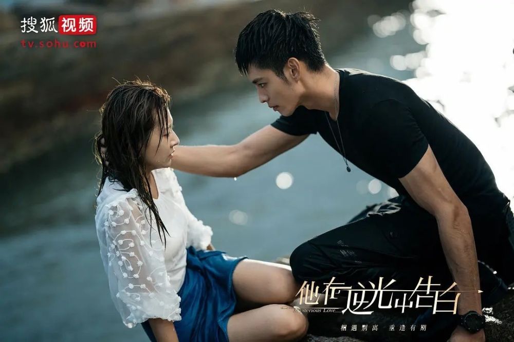 两年前的一部《他在逆光中告白》凭借由现言流量大ip《半吟》改编,和