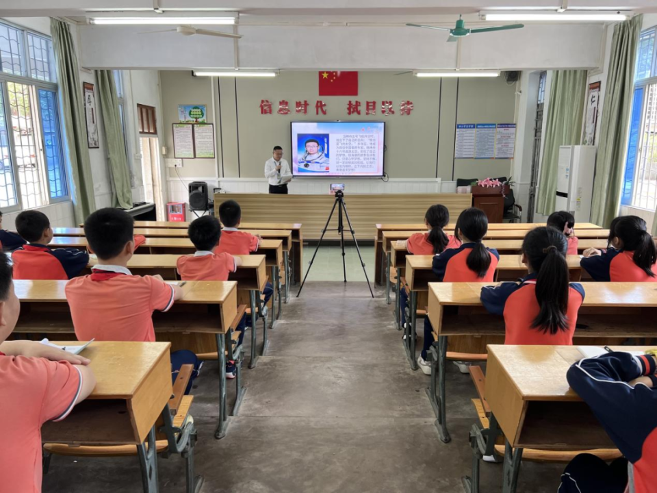 恩平市冯如小学大槐分校课上,学校回顾过去一年大家取得的成绩,勉励