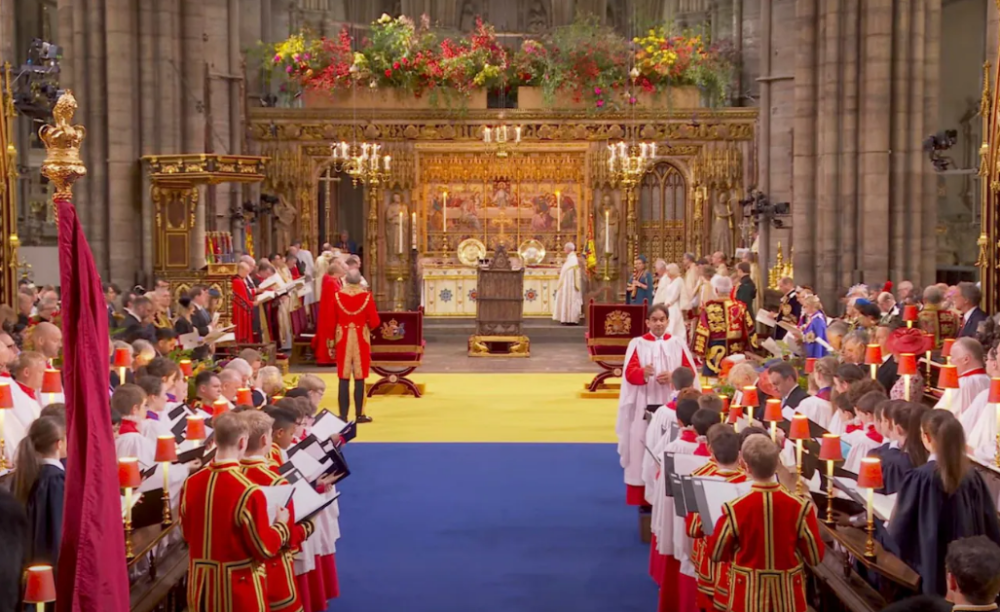 英国王查尔斯三世加冕教堂现乌克兰国旗色地毯？白金汉宫：是个偶然