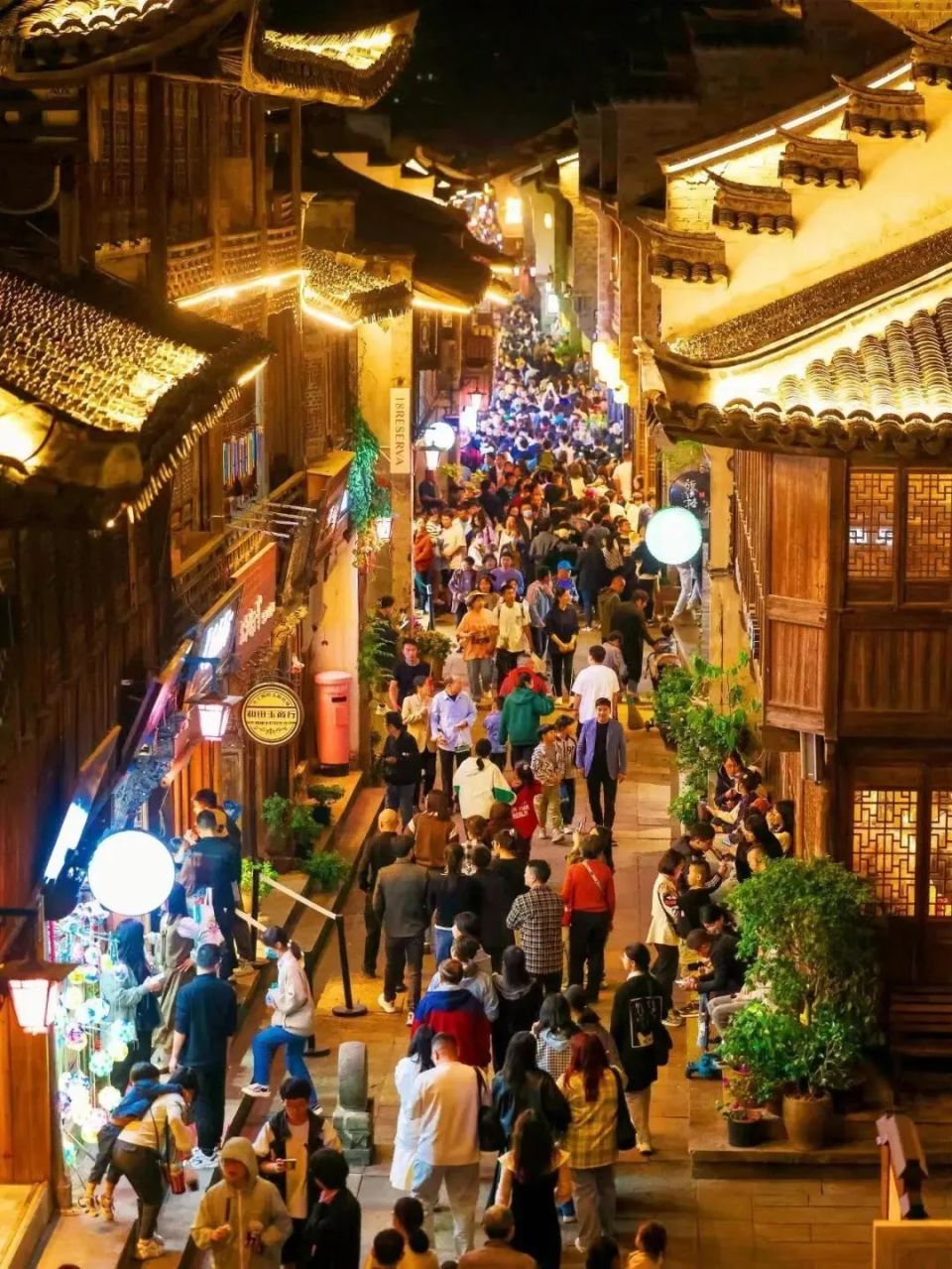 图 | 豆芽部落@谢少康从青砖斑驳的里坊牌下路过,看到正打着方牌的