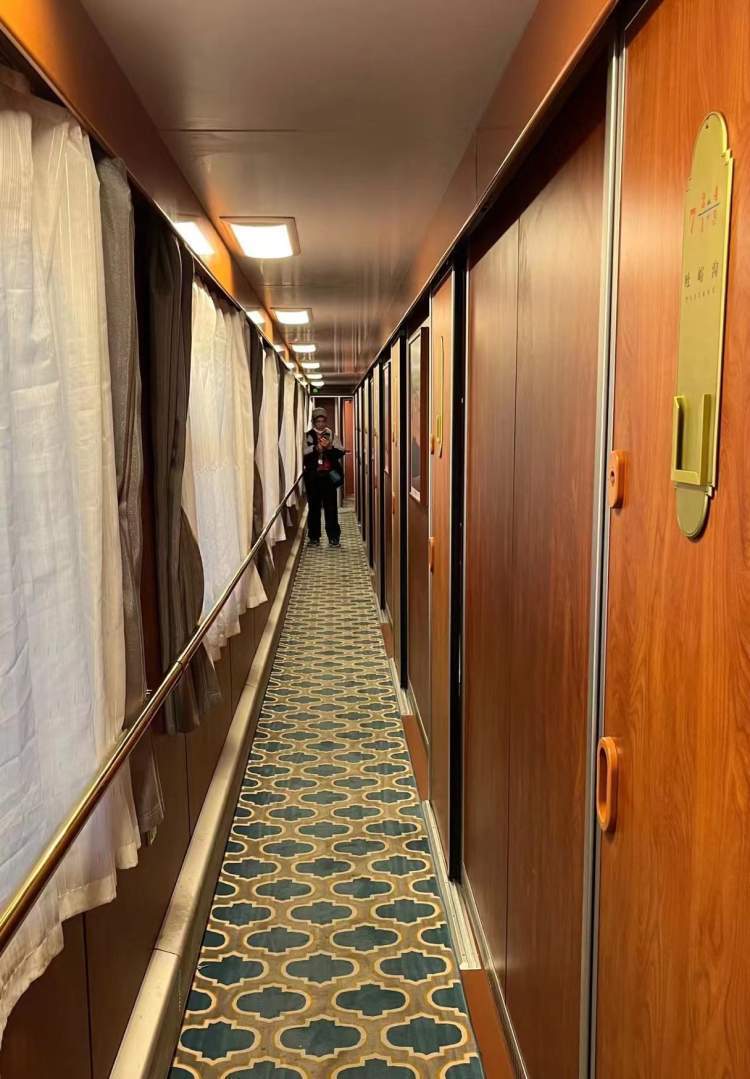 专列上还有一节酒吧和两节餐厅车厢."余女