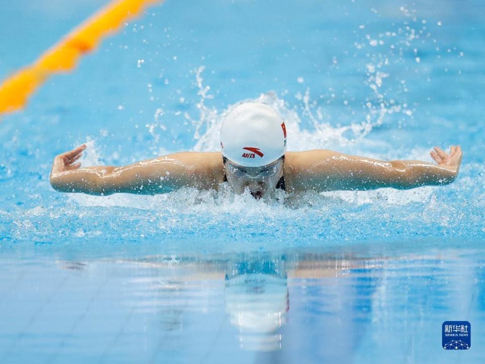 游泳学青会中学组女子100米蝶泳赛况