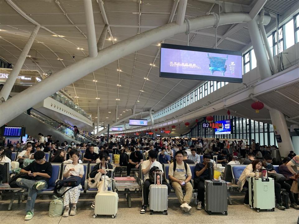 9月29日是中秋佳节,极目新闻记者在武汉站见到候车大厅内人头攒动,都