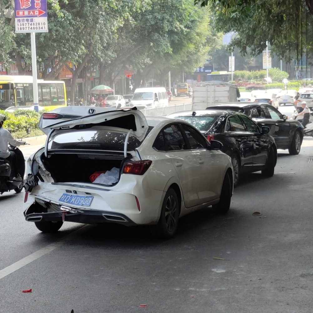 突发梧州西环路3辆发生车追尾事故保时捷长安汽车严重受损