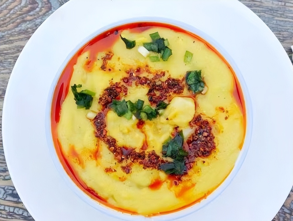 临夏人不仅爱吃撒饭,还爱吃搅团,浇上酸菜或是羊肉做的臊子,就上油泼