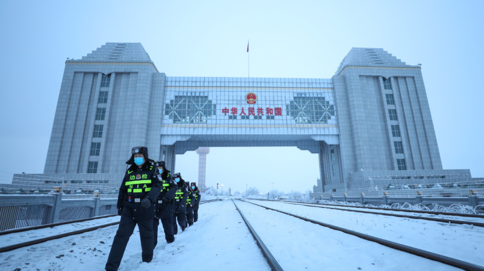 2024年1月1日7时许,时值元旦假期,祖国北疆满洲里雾霭氤氲,天空逐渐