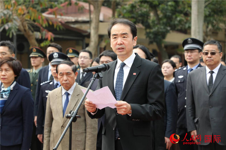 中国驻越南大使何炜祭扫河内嘉林中国烈士陵园_腾讯新闻