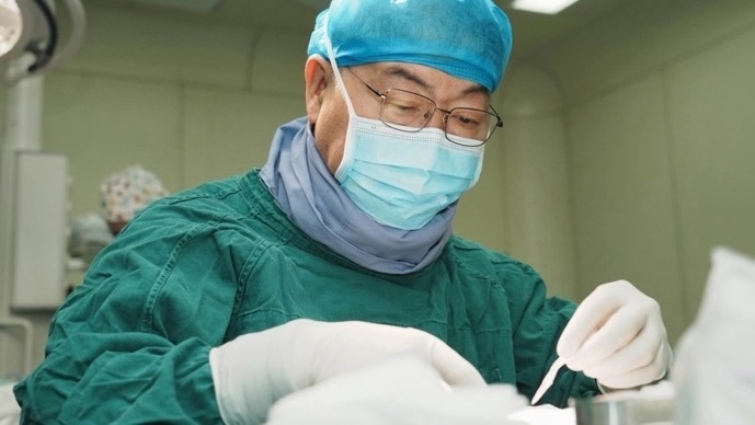 8岁新疆小男孩只有一只耳朵，他的全新耳朵是如何重生的？