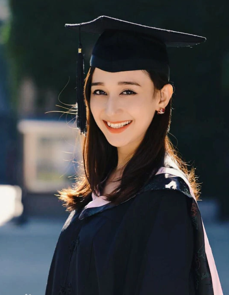 西热力江和美丽妻子庆祝33岁生日,搂着一双高颜值儿女吹蜡烛