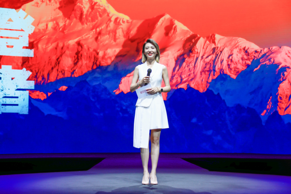 本次活动的特邀主持人是龚凡,她知性又活泼的主持风格,轻松拉近了与