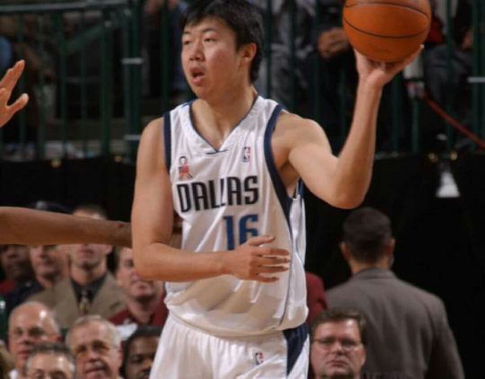 1999年的nba选秀大会上,王治郅在次轮总第36顺位被达拉斯小牛队(现