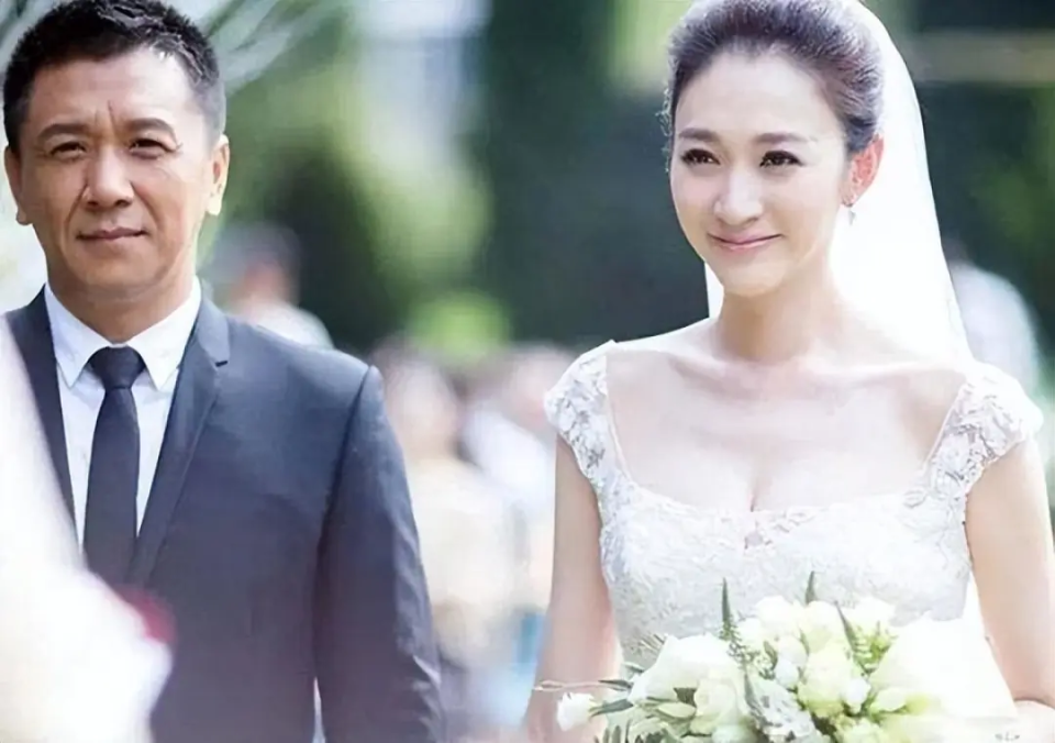 6714岁上春晚,4次改名,男友抛弃她后,转头花5亿娶李小冉