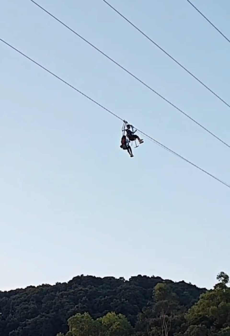 广州白云山景区高空飞索又有游客被卡,年初曾出现同样事故