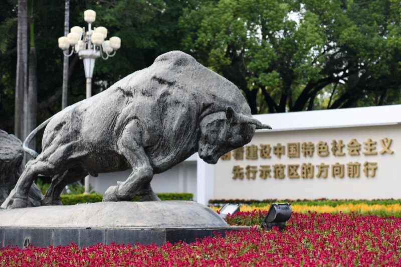 深圳"拓荒牛"雕像.