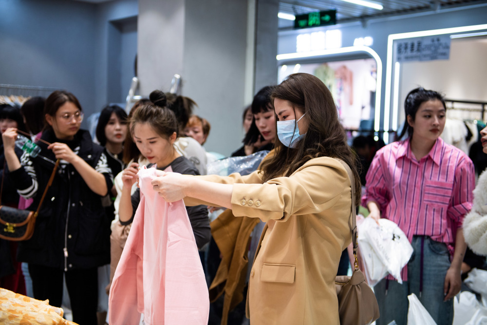 2月28日,批发商在湖南省株洲市芦淞区华丽服装批发大市场选购服饰.