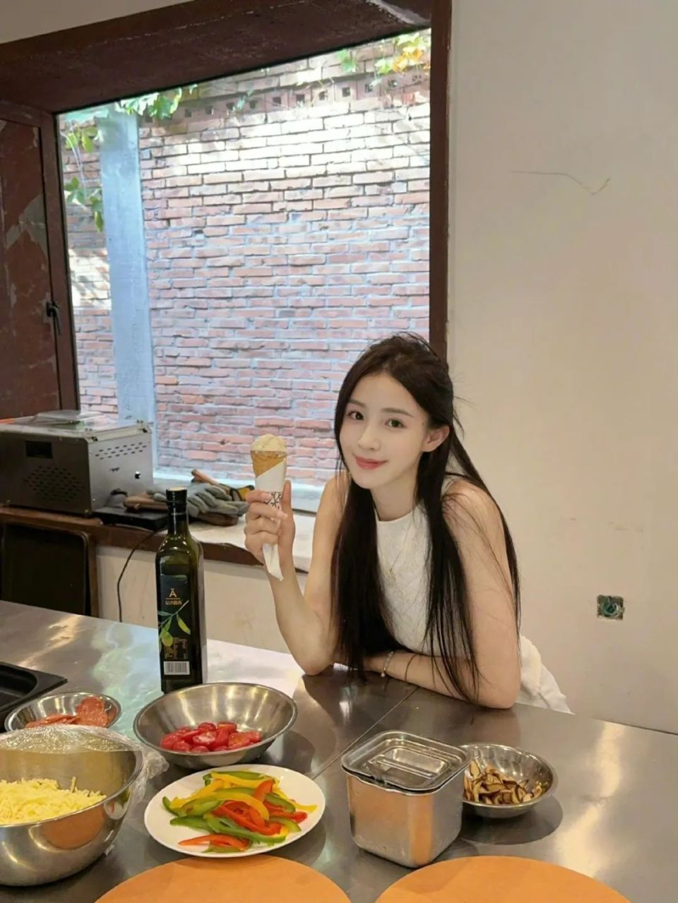 周二珂称自己是二胎妈妈,自曝左耳有点聋?并否认整容传言!