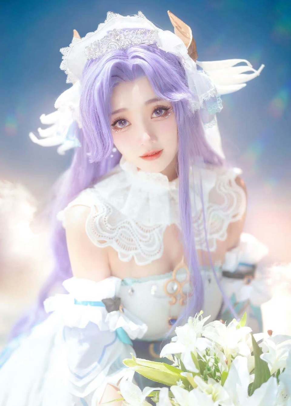 走路摇cos大乔,身穿白丝,手捧鲜花,妆容超精致,可以原地出道