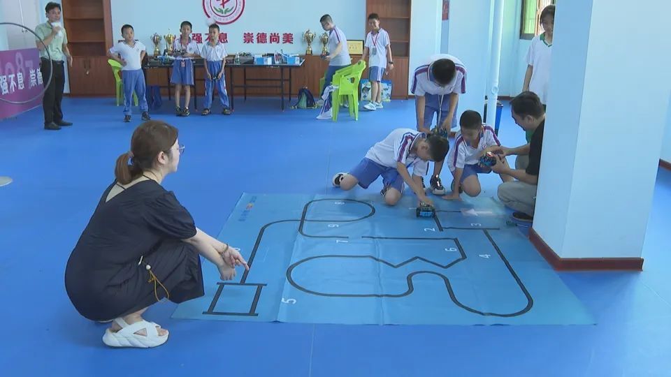 琼海市2024年"科普进校园"活动暨琼海市嘉积第三中学第一届"萌创"科技