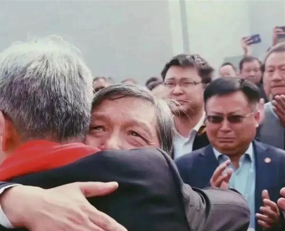 网红校长王树国卸任临别前三鞠躬学生们追着车道别