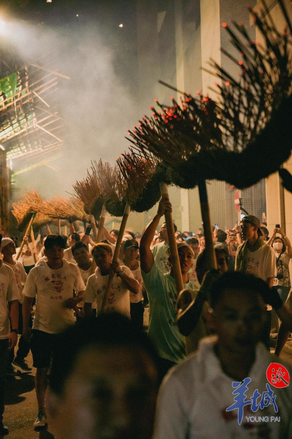 图集|庆中秋,香港舞火龙穿街走巷再现_腾讯新闻