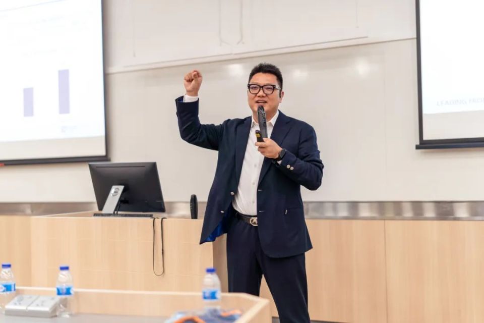 机缘巧合下,一位曾负责在京东印尼招商的师姐向他介绍了国大中文emba