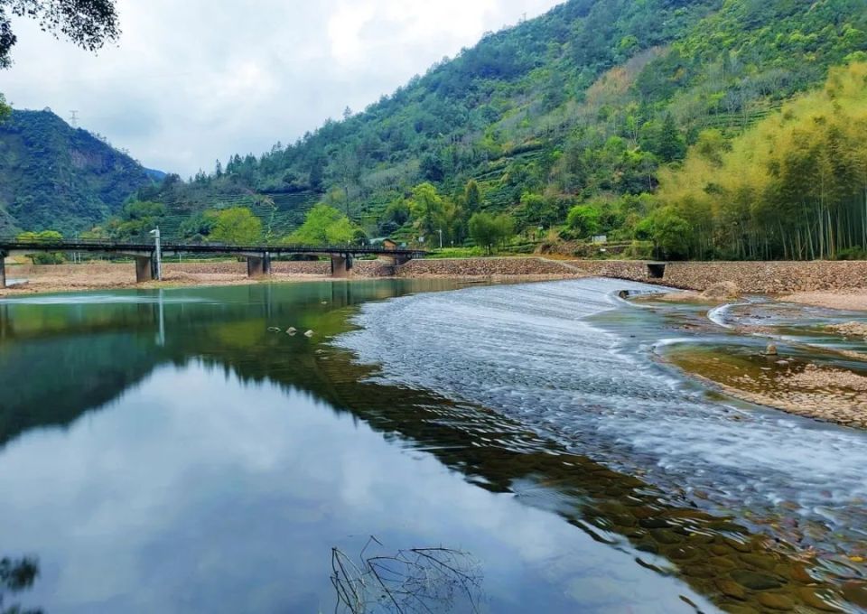 斜坡堰水库图片