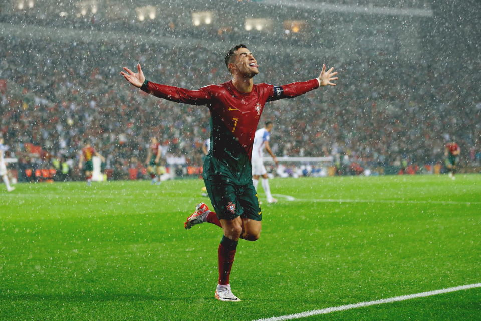 c罗庆祝胜利 图据ic photo2004年的欧洲杯,染着黄发出现在公众视野中