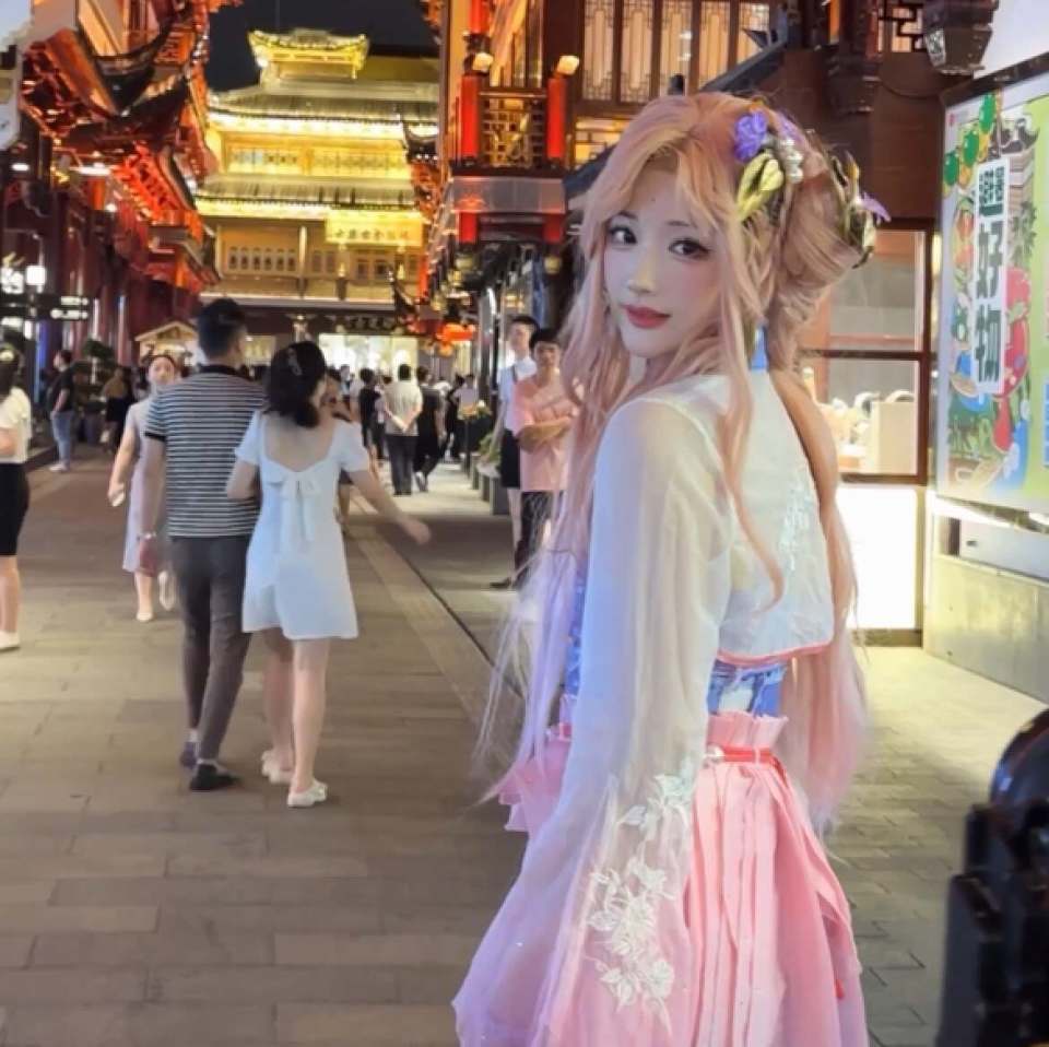 王者解说琪琪cos王昭君,大长腿超短裙,身材绝佳,宛如大型手办