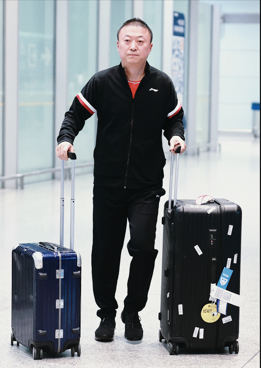 孙颖莎穿拖鞋可爱亮相,樊振东婉拒女球迷送花_腾讯新闻