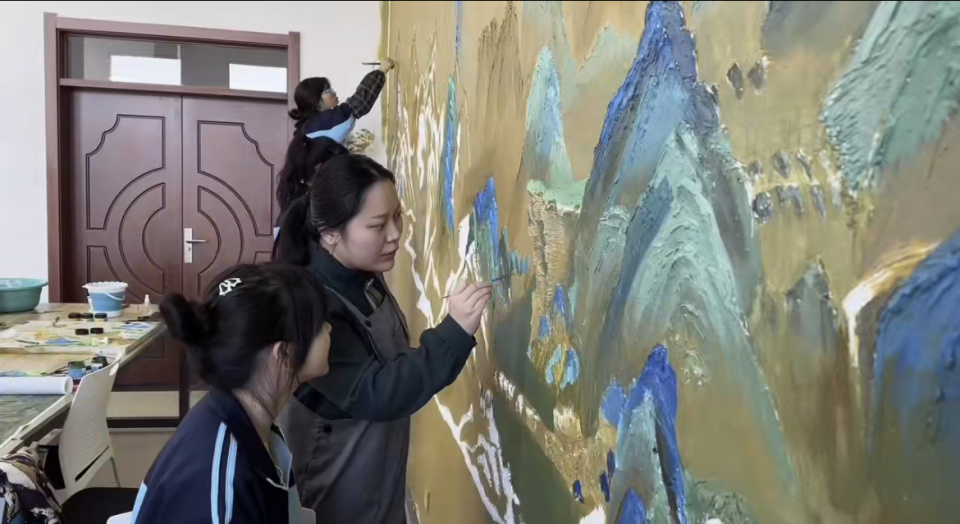 在墙壁复刻《千里江山图》 老师:参与学生大多没有绘画基础_腾讯新闻