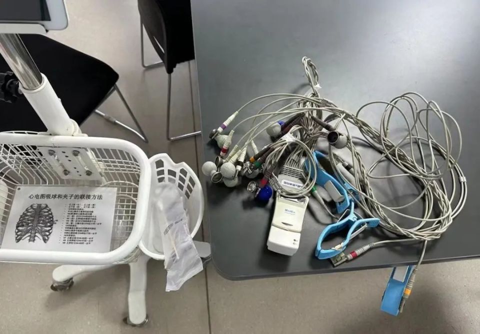 护理创新——改良心电图机导联线