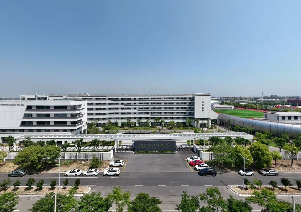 常州市和裕高级中学是一所民办全日制普通高中,位于常州市钟楼区邹区