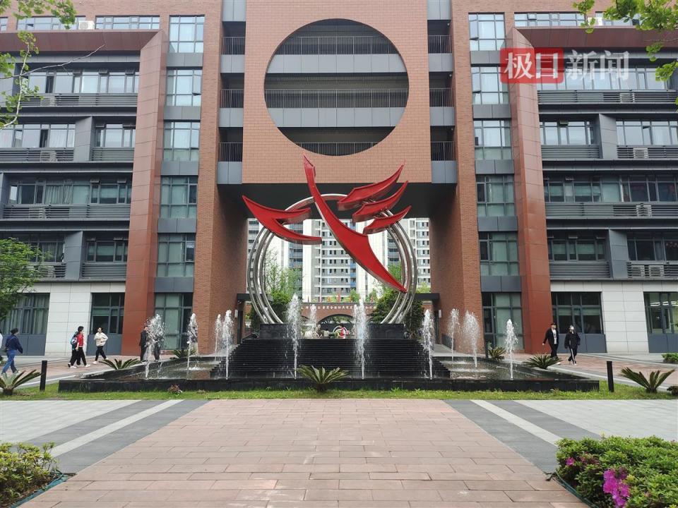 学子们沉浸式打卡武钢三中