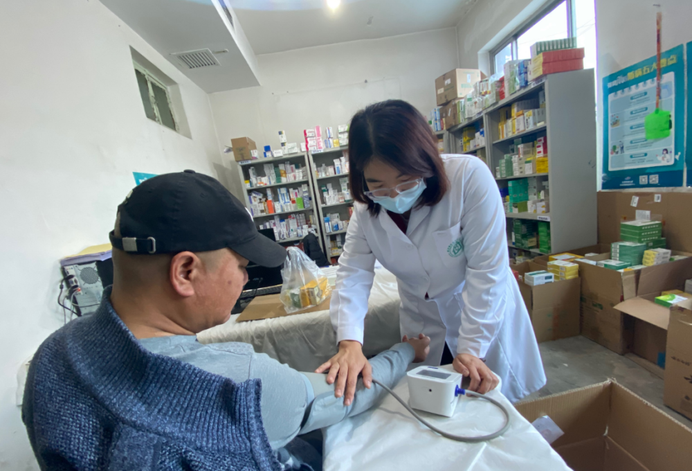 雪后探访房山区窦店镇苏村家中暖和卫生室药品全