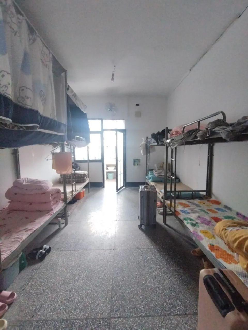 宿舍粉刷旧校舍外立面进行改造垫江一中还将对现有校舍除新建校舍外