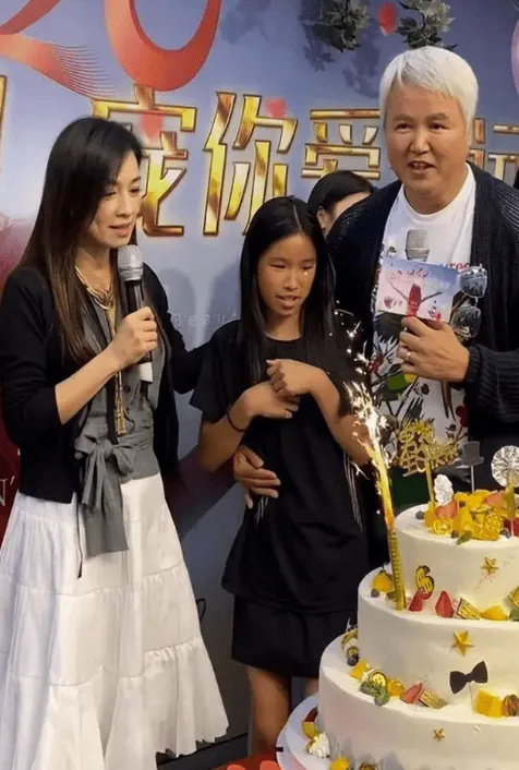 张庭夫妇传销风波后,女儿强势出镜:以前像猴子,现在咋这么美?