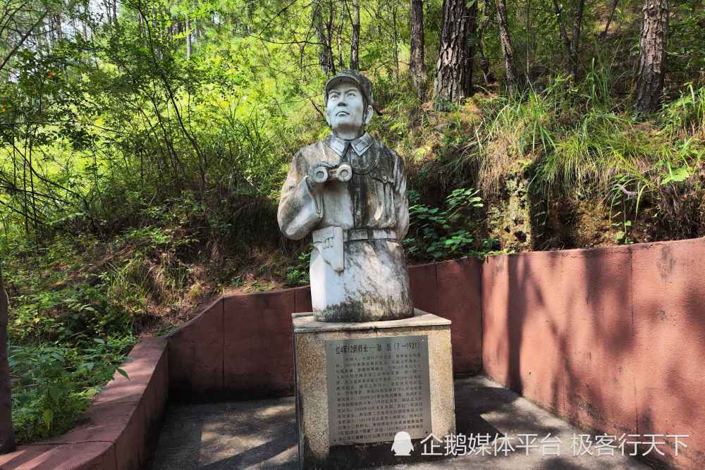 登李腊石山,俯瞰群山环抱的小城,追忆当年的石城阻击战