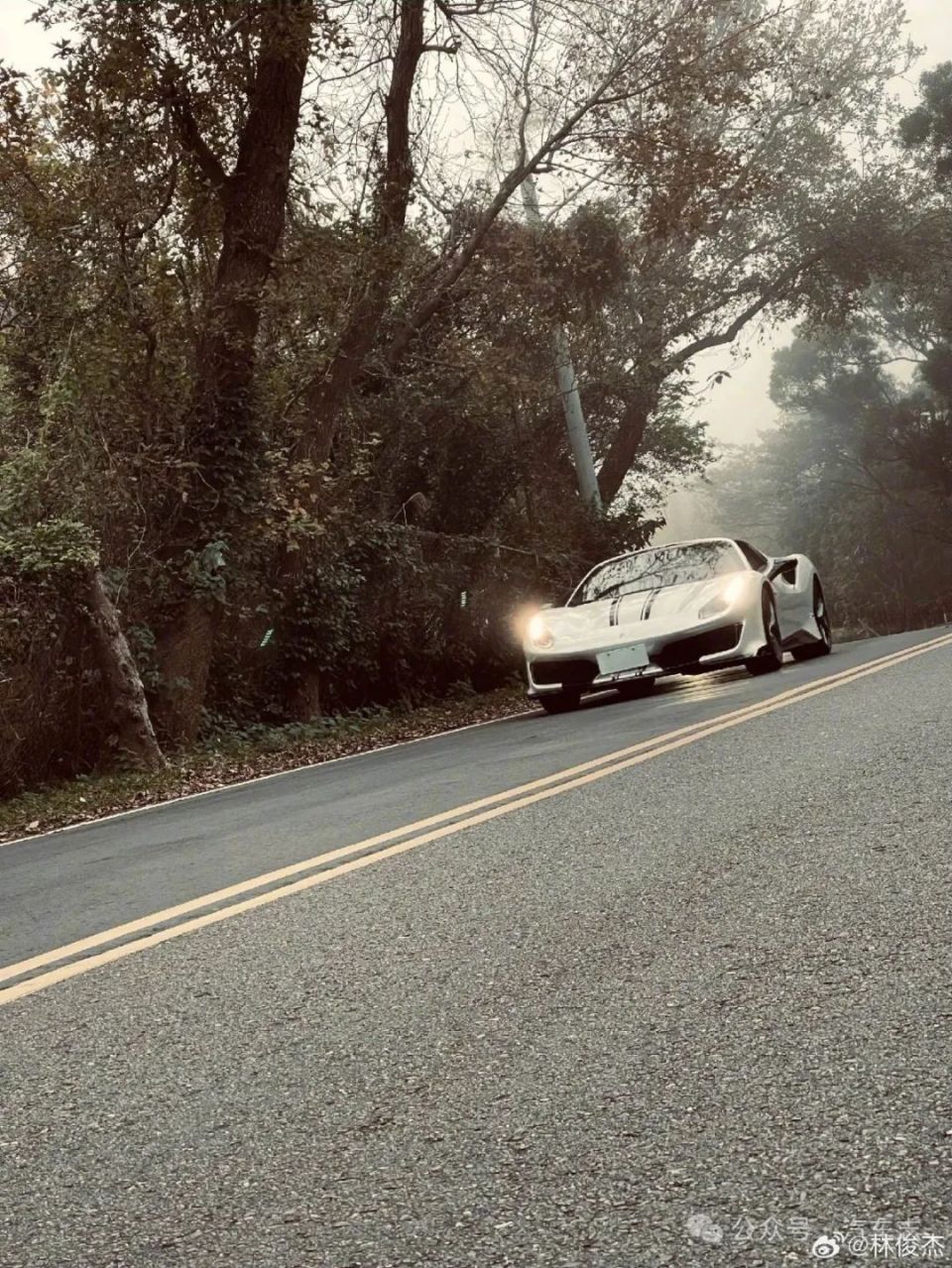 时候就有一大堆明星为其祝福,就在周杰伦问林俊杰想要什么礼物时候,jj