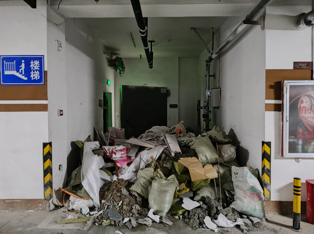 楼下建筑垃圾大量积存能清走不物业近期组织清理