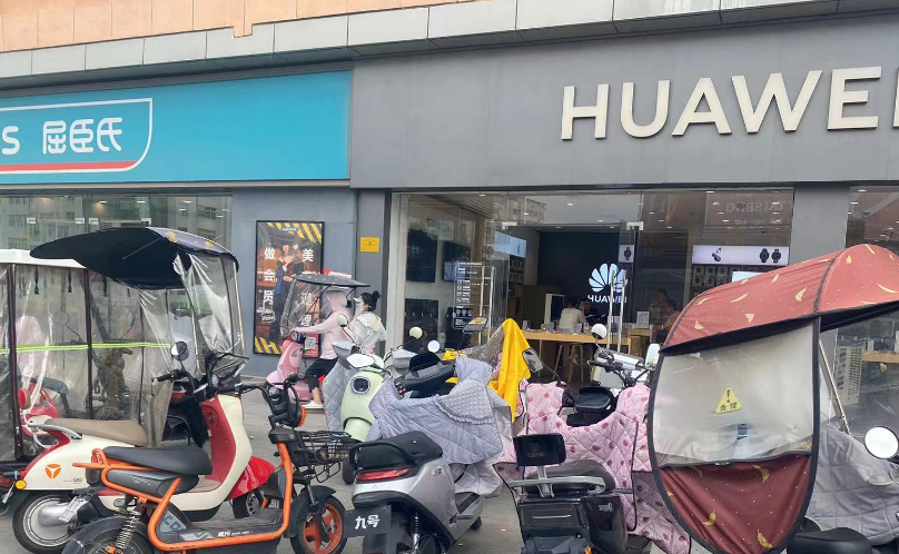 雅迪经销商往事:一街多店,内卷成风